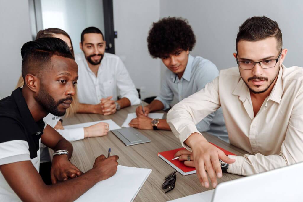 Team-Presentation Team presentation or virtual meeting with indvidual contributors gathered around a singular table
