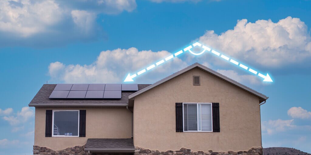 Roof angle depicted by a house with solar panels and a degree diagram above