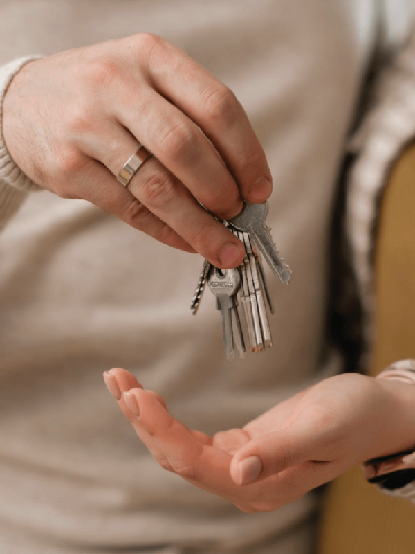Transferring of house keys between two hands