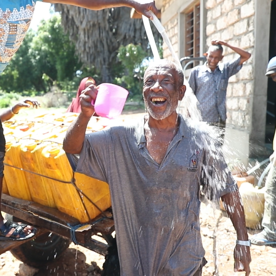 Kiunga_man copy blue raven solar gives back to kiunga